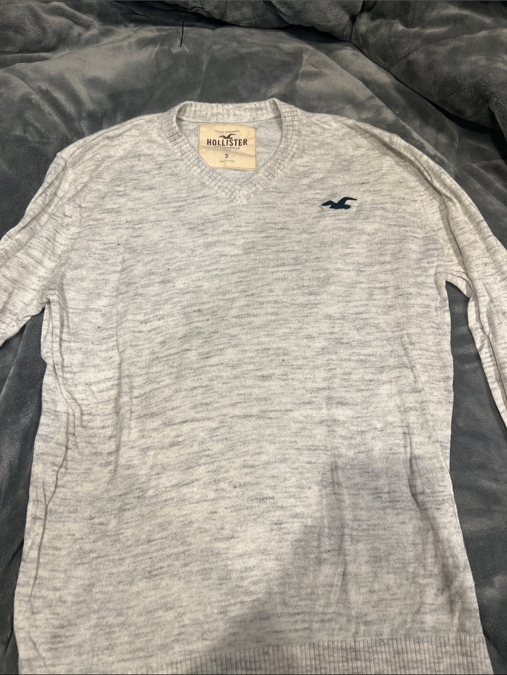 Hollister Men's Heather Light Gray V-Neck Sweater with Navy Logo